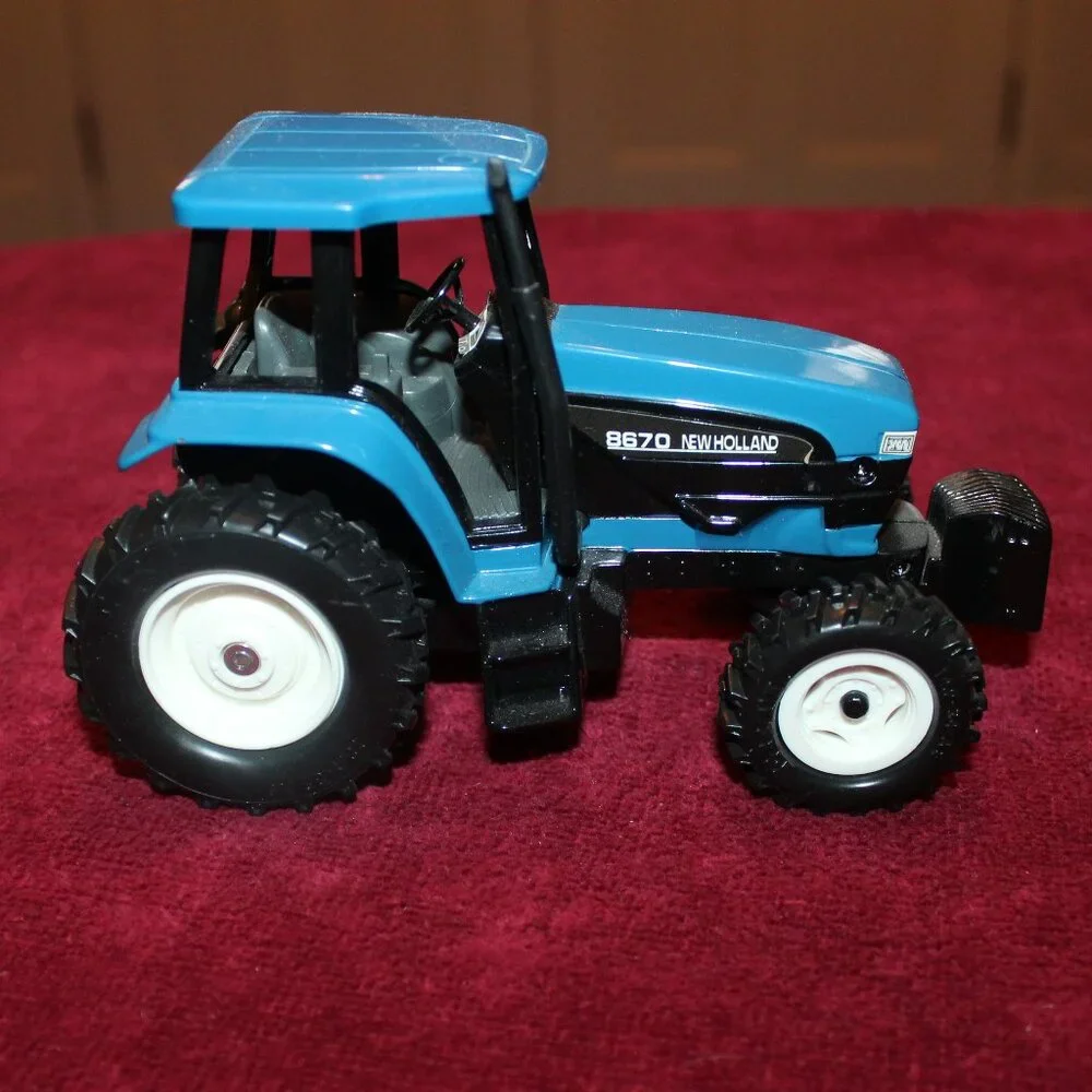 ERTL Die-cast collectible model of a New Holland 8670 tractor